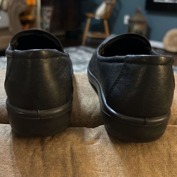 Easy Street Women's Gage Flat. Size 7. Black. EUC - Picture 9 of 10